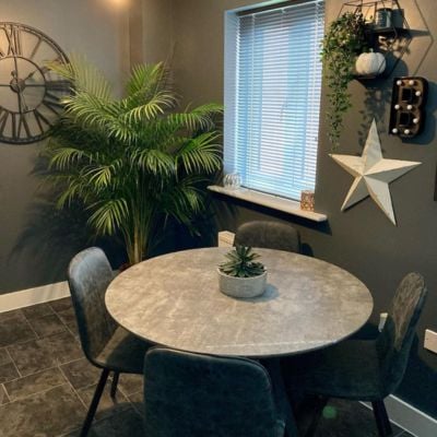 Aluminium venetian blinds in a dark green dining room 