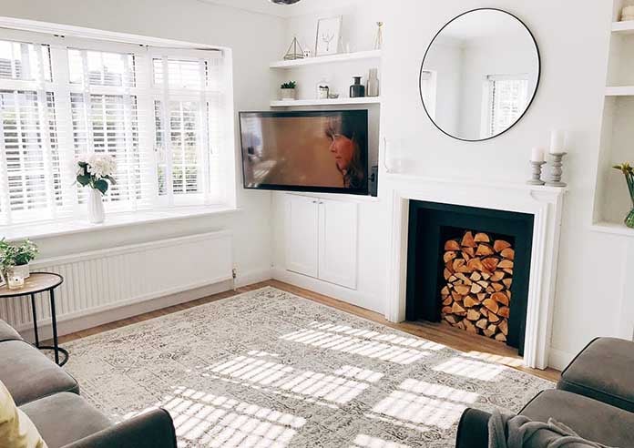 A beautfiul modern home with a taped wooden blind